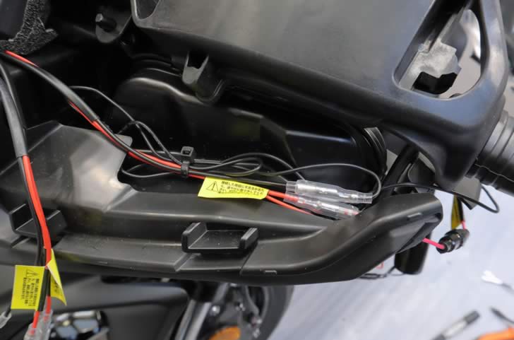 CBR600RR(8BL-PC40)DユニットとUSB電源の接続