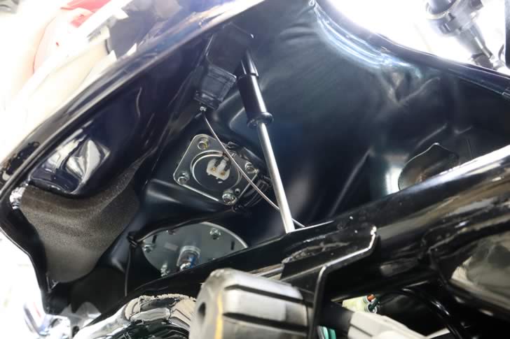 CB1300SF(SC54)燃料タンク前方持ち上げ