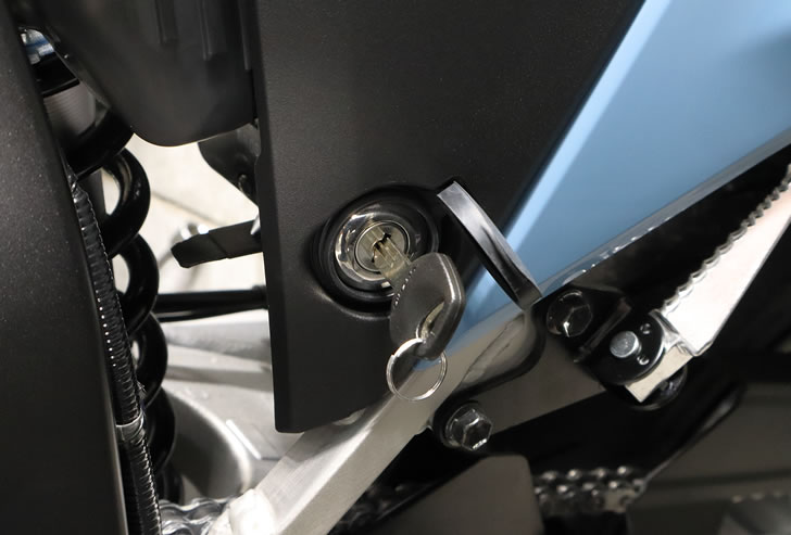 DR-Z4SM(ER1AH)左フレームカバーのロック