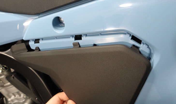 DR-Z4SM(ER1AH)左フレームカバーのツメ