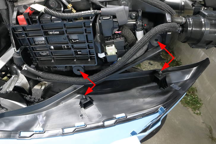 DR-Z4SM(ER1AH)左フレームカバーのグロメット位置