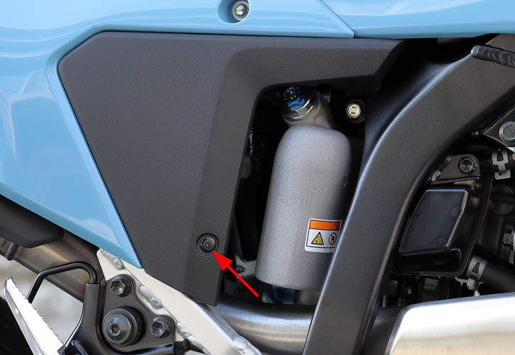 DR-Z4SM(ER1AH)右フレームカバーのプッシュリベット