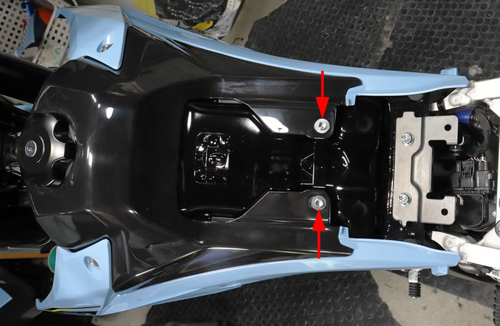 DR-Z4SM(ER1AH)ラジエターカバー上のボルト