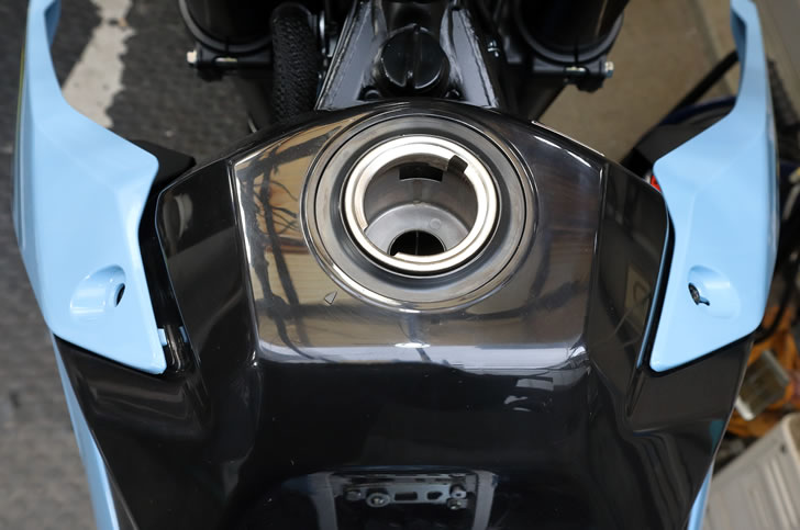 DR-Z4SM(ER1AH)ラジエターカバーの取外し