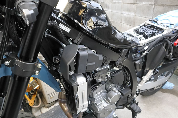 DR-Z4SM(ER1AH)カバー類が外れた状態