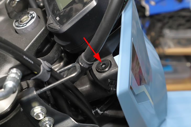 DR-Z4SM(ER1AH)ヘッドランプカバー上のボルト