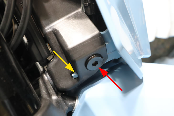 DR-Z4SM(ER1AH)ヘッドランプカバー下のボルト