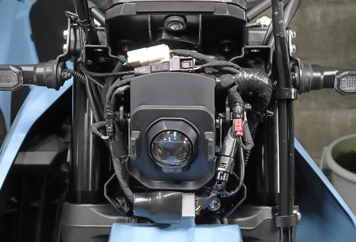 DR-Z4SM(ER1AH)ヘッドライトカバー取外し後