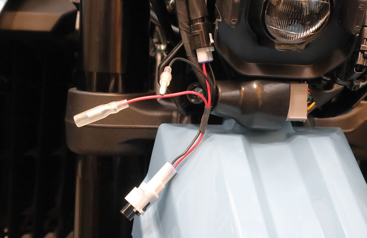 DR-Z4SM(ER1AH)フロントの電源取り出しハーネス接続