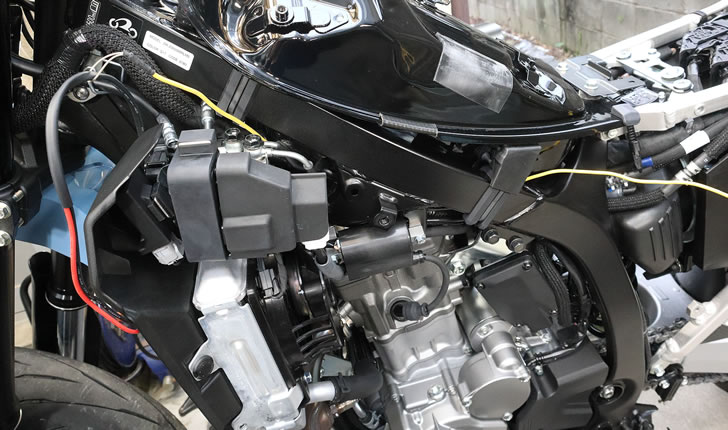 DR-Z4SM(ER1AH)フロントからバッテリーまでの配線通し