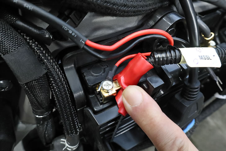 DR-Z4SM(ER1AH)バッテリーのターミナルボルトと締め