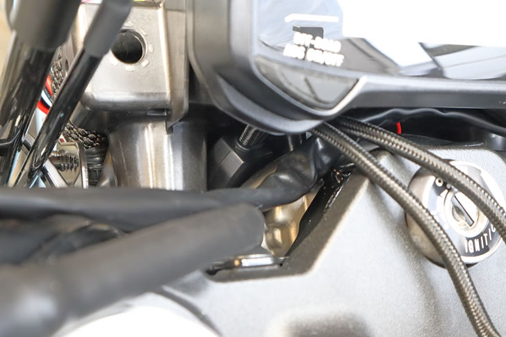 DR-Z4SM(ER1AH)USB電源を隙間に通す