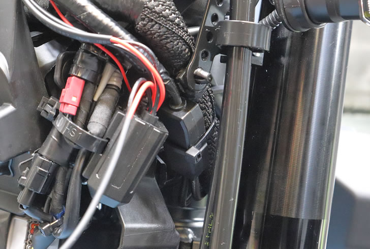 DR-Z4SM(ER1AH)USB電源のコントロールユニット固定