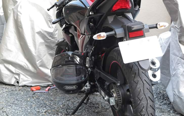 GIXXERのヘルメットホルダー