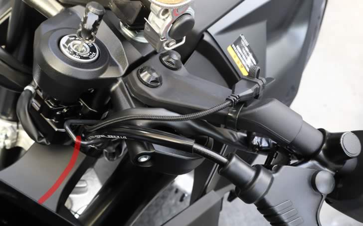 GSX-8R(EM1AA)USBソケット固定