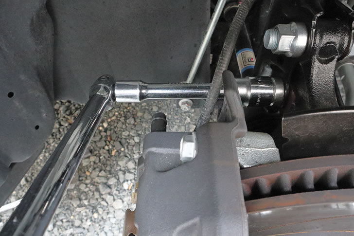 車体左側のキャリパーを避ける工具