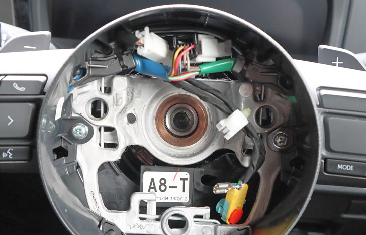 GRヤリスRC(GXPA16)ステアリング内のコネクター