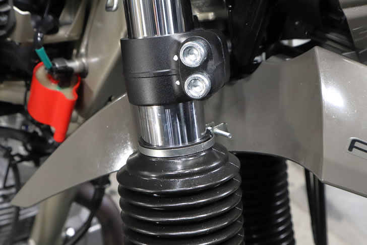 KLX230SHERPA（LX232A)フロントフォークブーツの位置変更