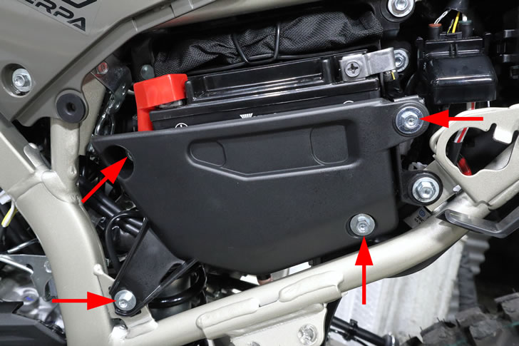 KLX230SHERPA（LX232A)バッテリーカバーの取り外し