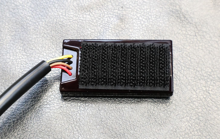 タコメーター裏のマジックテープ