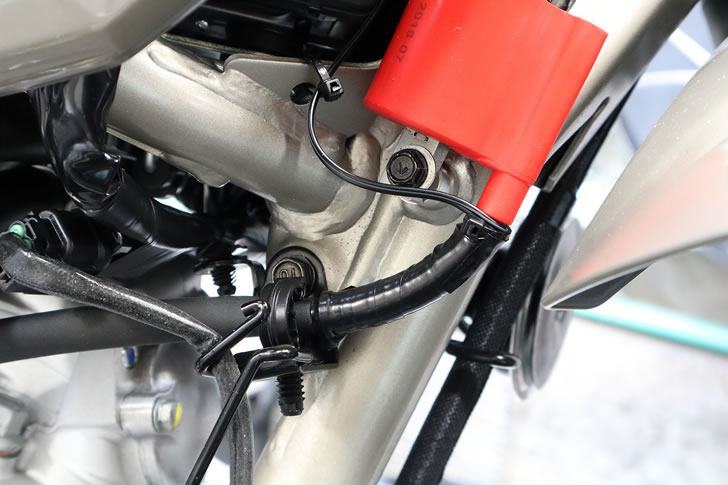 KLX230SHERPA（LX232A)タコメーターのパルスケーブル固定