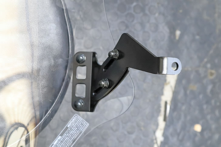 Daytonaウインドシールドのステー取付