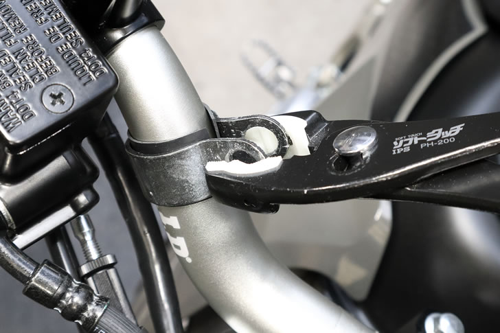 KLX230SHERPA（LX232A)ウインドスクリーンのクランプ固定