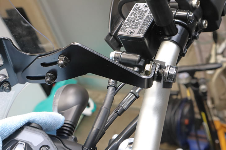 KLX230SHERPA（LX232A)ウインドスクリーンとクランプの固定