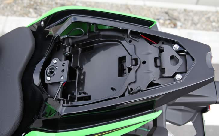 Ninja400収納スペース