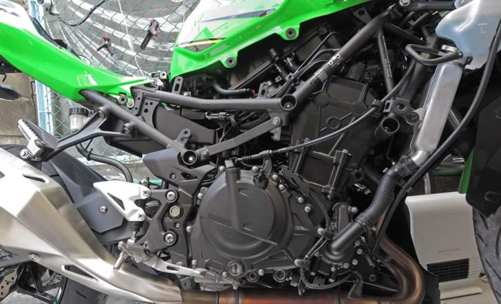 Ninja400カウル剥がし右