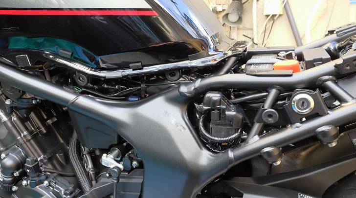 CB1000F(SC94)車体左側のサイドカバー脱着