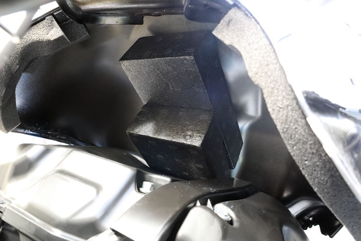 CB1000F(SC94)燃料タンクの持ち上げ固定方法