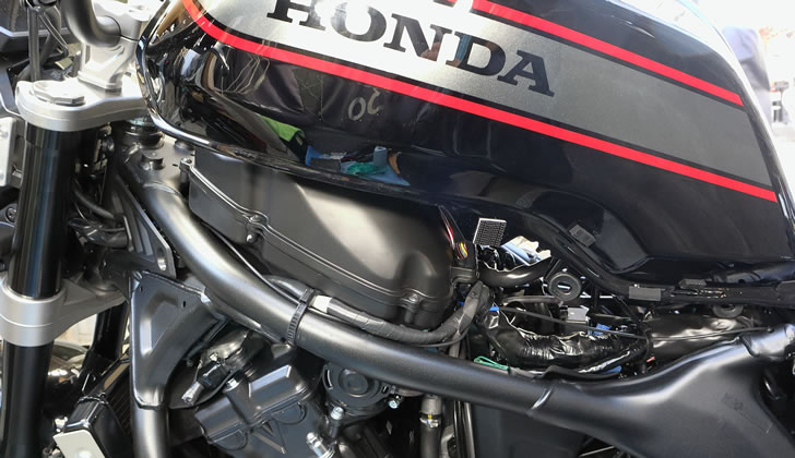 CB1000F(SC94)燃料タンクの持ち上げ