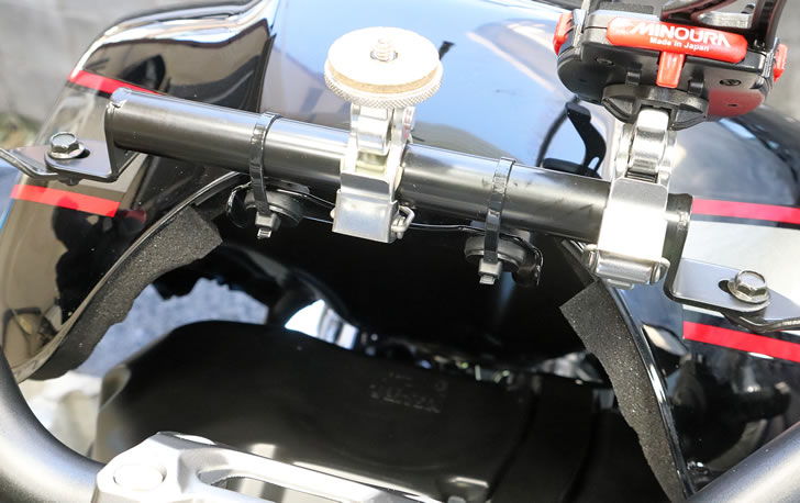 CB1000F(SC94)燃料タンクの持ち上げ固定方法2