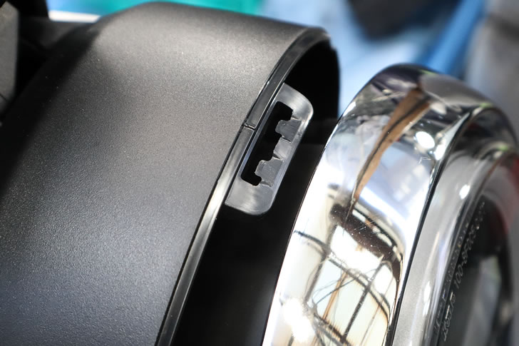 CB1000F(SC94)ヘッドライト上のツメ