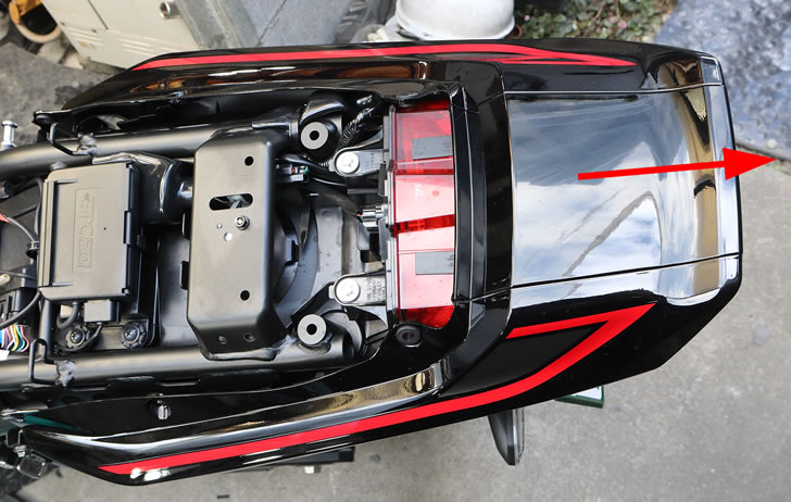 CB1000F(SC94)リアカウルの脱着