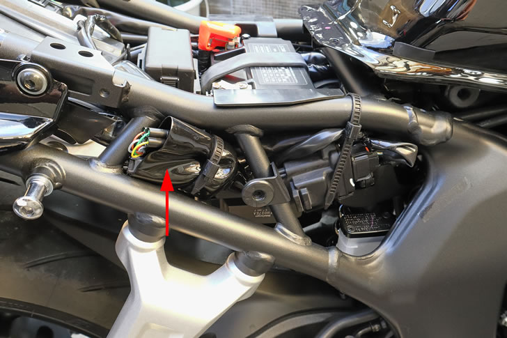 CB1000F(SC94)オプション4Pコネクターの位置