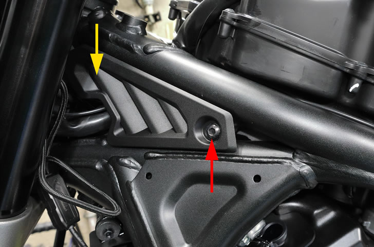 CB1000F(SC94)フレーム前先端のサイドカバー