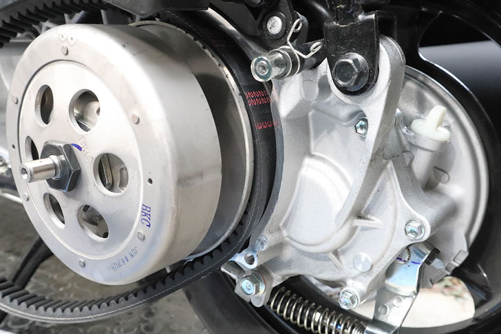 JOG125（SEJ5J)ドリブンプーリーからVベルトの取り外し