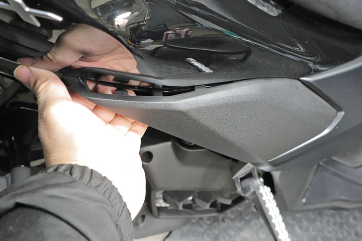 NMAX155（SG92J)フロントサイドカバー剥がし