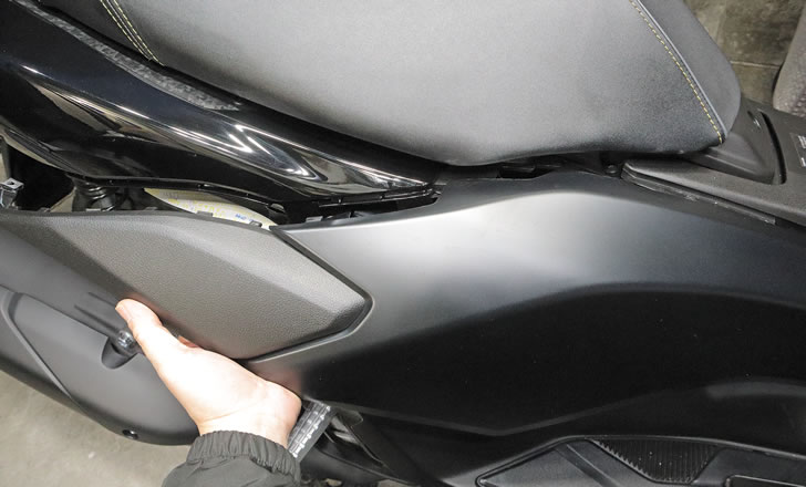 NMAX155（SG92J)フロントサイドカバーのツメ