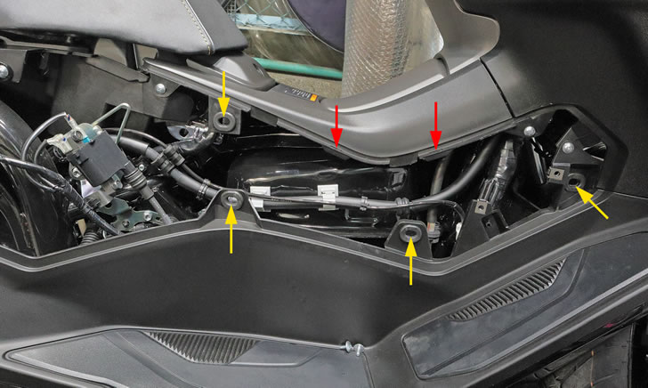 NMAX155（SG92J)フロントサイドカバーの中