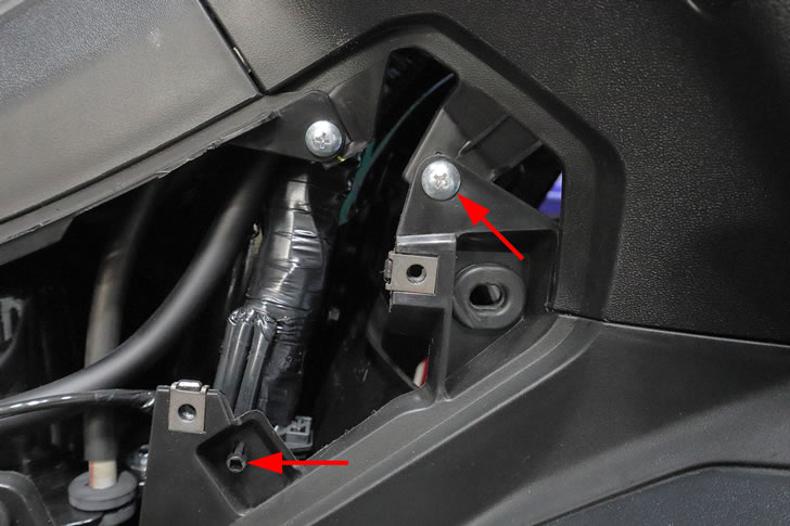 NMAX155（SG92J)フットレストボード前側