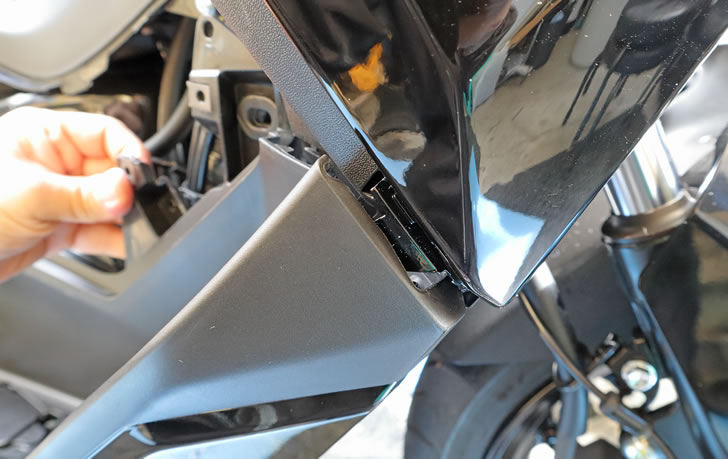 NMAX155（SG92J)フットレストボードフロントのツメ