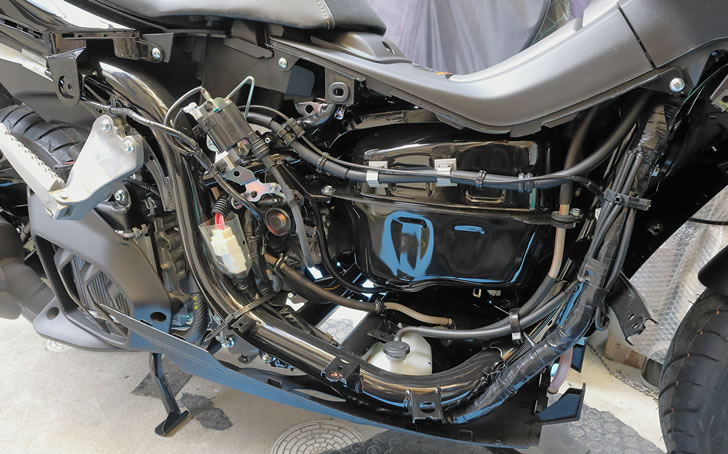 NMAX155（SG92J)フットレストボードの取外し