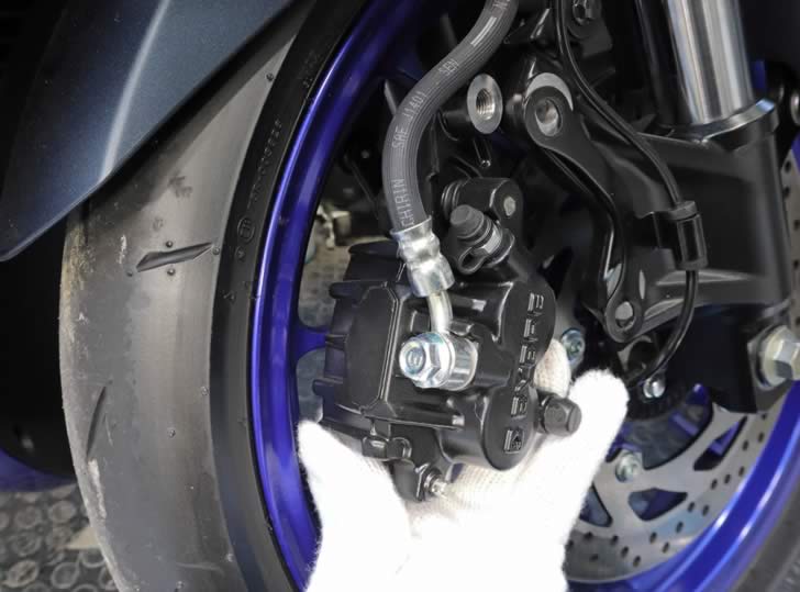 YZF-R125(RE45J)フロントブレーキキャリパー取り外し